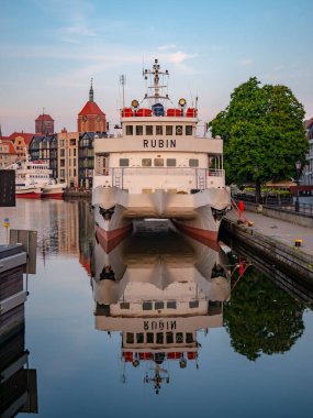 Gdansk, Polonya. 06/06/2019. Gdansk Motlawa nehri üzerinde bir limanda Gemi.