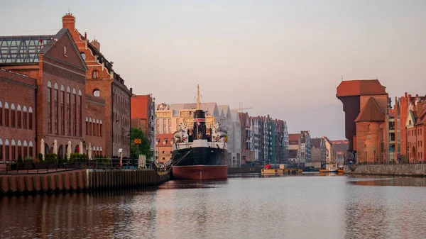 Miasto Gdańsk Najstarszym Żurawiem Portowym Zwanym Zuraw Promenadą Wzdłuż Brzegu — Zdjęcie stockowe