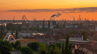 Şehrin endüstriyel kesiminde tarihi vinçler ile tersane görünümü Gdansk/Polonya gündoğumu.