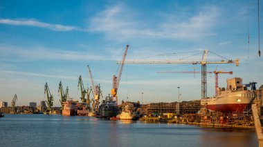 Kentin sanayi kesiminde tarihi vinçler ve gemiler ile tersane görünümü Gdansk/Polonya.