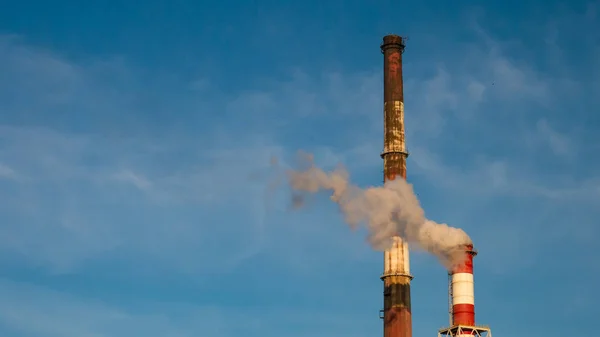 Fumar Una Tubería Plantas Calefacción Que Suministran Calor Ciudad — Foto de Stock