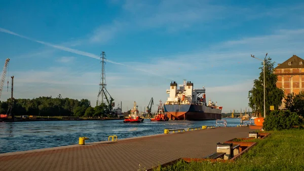 Wielki Statek Towarowy Poruszający Się Rzece Motlawa Gdańsku — Zdjęcie stockowe