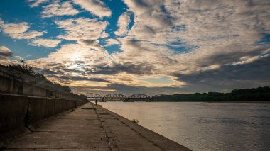 Torun 'da Vistula Nehri üzerindeki nehir kordonu ve Köprüsü.