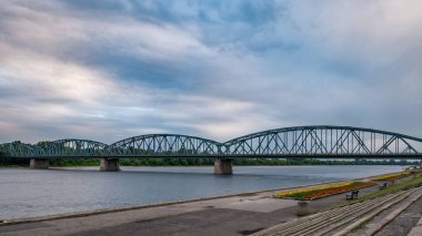 Torun Vistula Nehri üzerinde Joseph Pilsudski Köprüsü. Kuyavian-Pomeranian, Polonya.