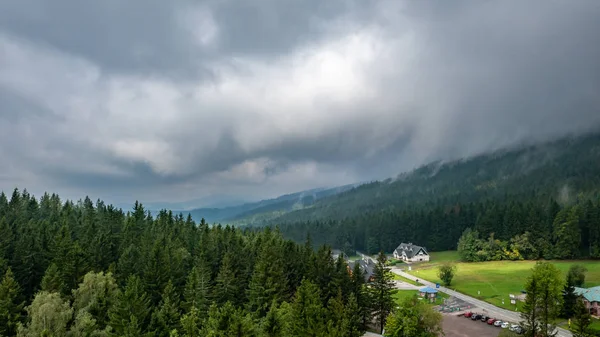 Paisaje Con Bosque Una Pequeña Casa República Checa —  Fotos de Stock