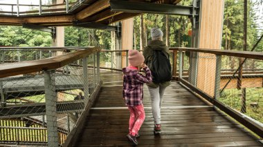 Çek Cumhuriyeti 'ndeki Krkonoe Ulusal Parkı' nda yaz yürüyüşü.