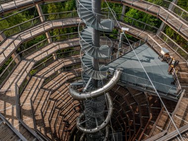 Janske Lazne 'deki ağaç tepesi yürüyüş kulesi. Stezka Korkami stromu. Ağaç Tepesi Yürüyüşü.