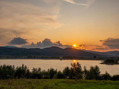 Dağlarda gün batımı, Karkonosze Dağları, Polonya.