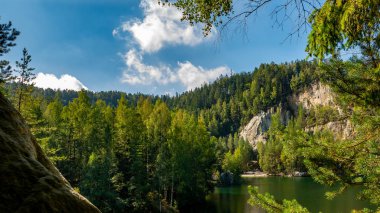 Göl ve aralarında büyüyen antik çam kaya kenti Adrspach, Adrspach Milli Parkı, Çek Cumhuriyeti bulunan