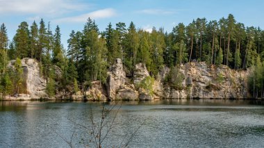 Göl ve aralarında büyüyen antik çam kaya kenti Adrspach, Adrspach Milli Parkı, Çek Cumhuriyeti bulunan