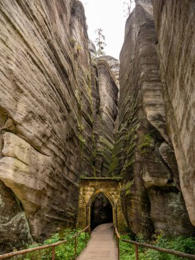 Rock kasabası Adrspach 'tan geçiş. Kuzeydoğu Bohemya 'daki Adrspach Ulusal Parkı, Çek Cumhuriyeti, Avrupa.