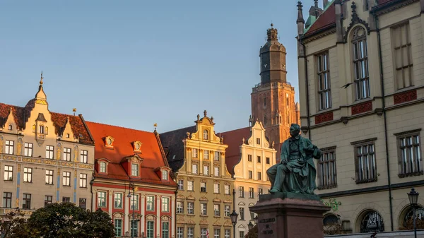 Wroclaw, Polonya. 09 / 14 / 2019. Polonya Wroclaw Pazar Meydanı Polonyalı şair Aleksander Fredro 'nun heykeliyle. 