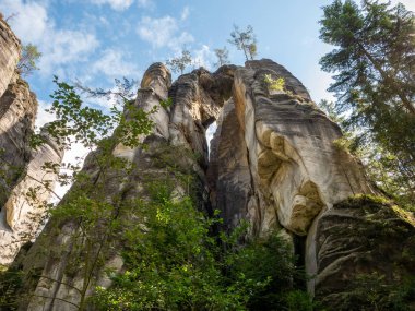 Rock kasabası Adrspach 'taki taş köprü. Kuzeydoğu Bohemya 'daki Adrspach Ulusal Parkı, Çek Cumhuriyeti, Avrupa.