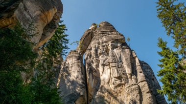 Adrspach 'ın rock kasabasındaki dağcılar. Kuzeydoğu Bohemya 'daki Adrspach Ulusal Parkı, Çek Cumhuriyeti, Avrupa.