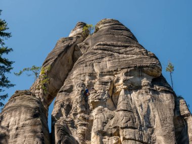 Adrspach 'ın rock kasabasındaki dağcılar. Kuzeydoğu Bohemya 'daki Adrspach Ulusal Parkı, Çek Cumhuriyeti, Avrupa.