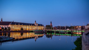 Wroclaw Üniversitesi, Odra Nehri ve Wroclaw Üniversitesi Köprüsü manzarası.