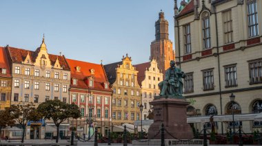 Wroclaw, Polonya. 09 / 14 / 2019. Polonya Wroclaw Pazar Meydanı Polonyalı şair Aleksander Fredro 'nun heykeliyle. 