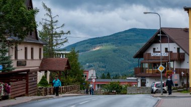 Karpacz, Polonya - 09 Eylül 2019: Karpacz kasabasının ana caddesi, Polonya kış kayak merkezi.