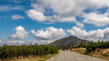 Karpacz, Polonya. 09 / 11 / 2019. Karkonosze Dağları 'nda, 1603' te Sniezka zirvesinde Karkonosze Milli Parkı 'nda turistler görülüyor.,