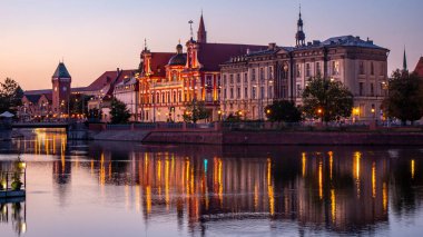 Polonya 'nın eski Wroclaw kasabasında belediye binası ile pazar meydanı. 