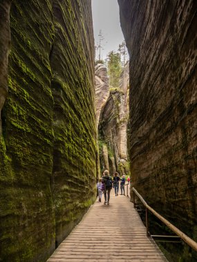 Adrspach, Çek Cumhuriyeti. 09 / 12 / 2019. Rock kasabası Adrspach 'taki turistler. Kuzeydoğu Bohemya 'daki Adrspach Ulusal Parkı, Çek Cumhuriyeti, Avrupa.