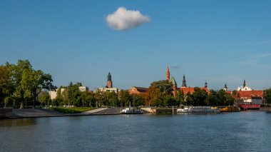 Polonya 'nın eski Wroclaw kasabasında belediye binası ile pazar meydanı. 