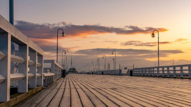 Sopot City 'deki Sopot Rıhtımı. Rıhtım Avrupa 'nın en uzun tahta rıhtımıdır. Güzel gün doğumu. Ekim.
