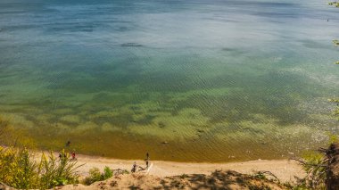 Polonya 'daki Gdynia Orlowo' daki uçurumdan kumsala bak..