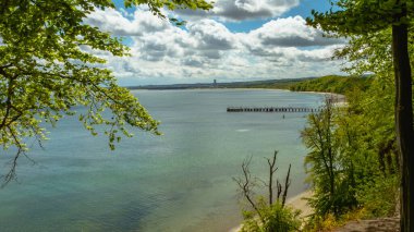 Polonya 'daki Gdynia Orlowo rıhtımındaki uçurumdan bak..