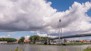 Polonya 'nın Gizycko Limanı' ndaki modern yaya köprüsü.