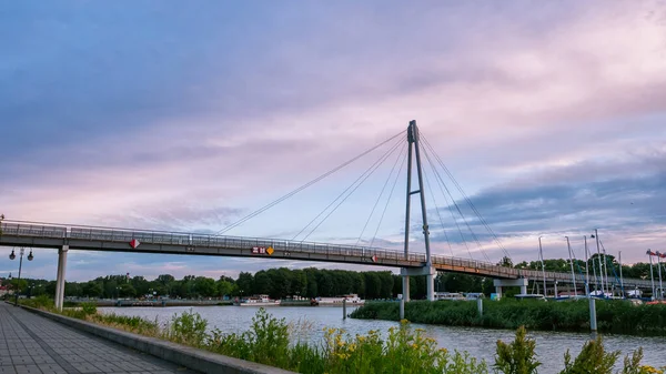 Gündoğumunda Gizycko Limanı 'nda modern yaya köprüsü, Polonya.