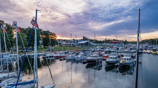 Marina Gizycko Hajóval Napkeltekor Masuria Lengyelország — Stock Fotó