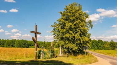 Yol kenarında duran Ortodoks haçı.
