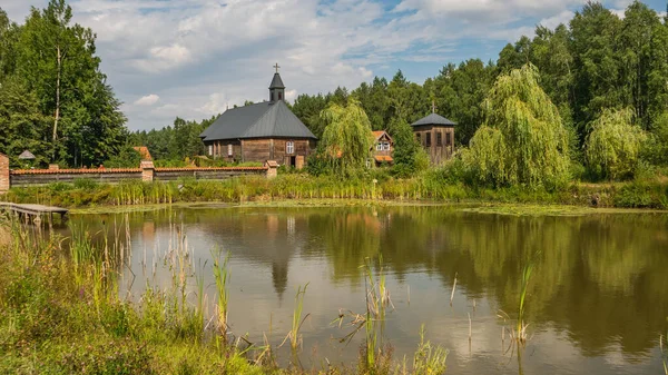 Malý Dřevěný Kostelík Břehu Jezera — Stock fotografie