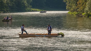 Szczawnica, Polonya - 11 Eylül 2020. Dunajec nehrindeki tipik Polonyalı sanatçılar. Rafting, Pieniny dağlarında çok popüler bir turistik merkezdir..