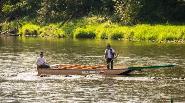 Szczawnica, Polonya - 11 Eylül 2020. Dunajec nehrindeki tipik Polonyalı sanatçılar. Rafting, Pieniny dağlarında çok popüler bir turistik merkezdir..
