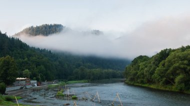 Pieniny dağlarındaki Dunajec nehri, Polonya.