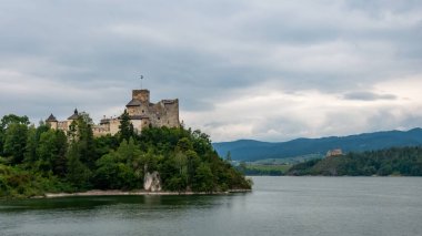 Niedzica 'daki Dunajec Kalesi. Yaz panoraması, Polonya.