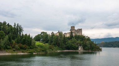 Niedzica 'daki Dunajec Kalesi. Yaz panoraması, Polonya.