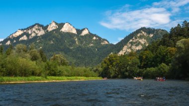 Dunajec Vadisi 'nde geleneksel rafting ve Üç Taç Massif, Pieniny, Polonya manzarası.