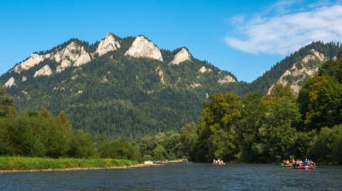 Dunajec Vadisi 'nde geleneksel rafting ve Üç Taç Massif, Pieniny, Polonya manzarası.