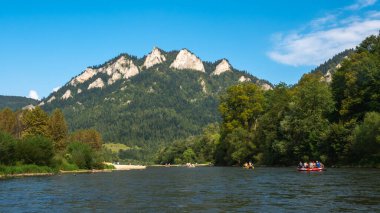 Dunajec Vadisi 'nde geleneksel rafting ve Üç Taç Massif, Pieniny, Polonya manzarası.