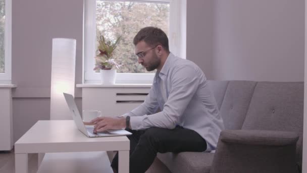 Jovem Empresário Trabalhando Com Seu Laptop Escritório — Vídeo de Stock