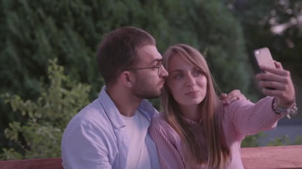 Schönes Paar Macht Abends Mit Smartphone Selfie Freien — Stockvideo
