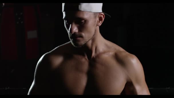 Pohledný Mladý Muž Nosí Boxerské Rukavice Příprava Cvičení — Stock video
