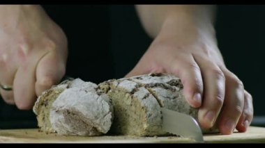 Adam temiz ellerle bir Ahşap Doğrama tahtası üzerinde ekmek kesme