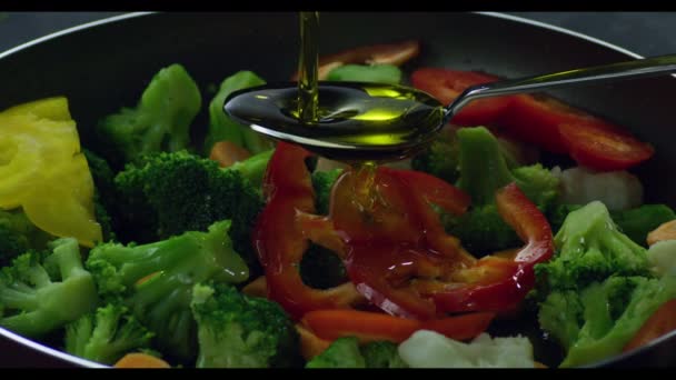 Huile Olive Versant Sur Les Légumes Dans Poêle Avec Cuillère — Video