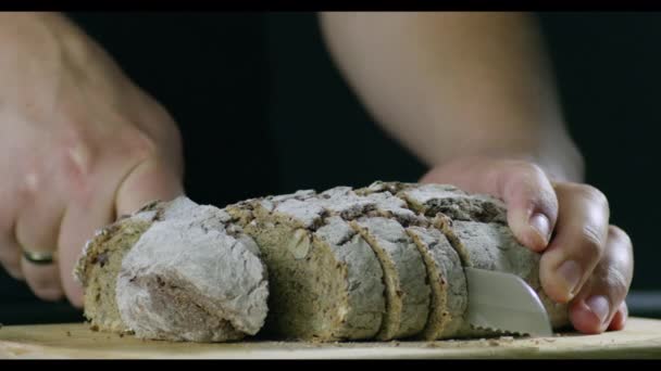 一个整齐的手在木制砧板上切面包的人 — 图库视频影像