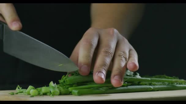 Lövés Egy Ember Chef Vágás Zöldek Mint Hagymát Petrezselyem Vágódeszka — Stock videók