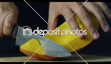 Ahşap bir tahtada kabak Dilimleme bir temiz elleri olan bir adamı vurdum ağır çekimde